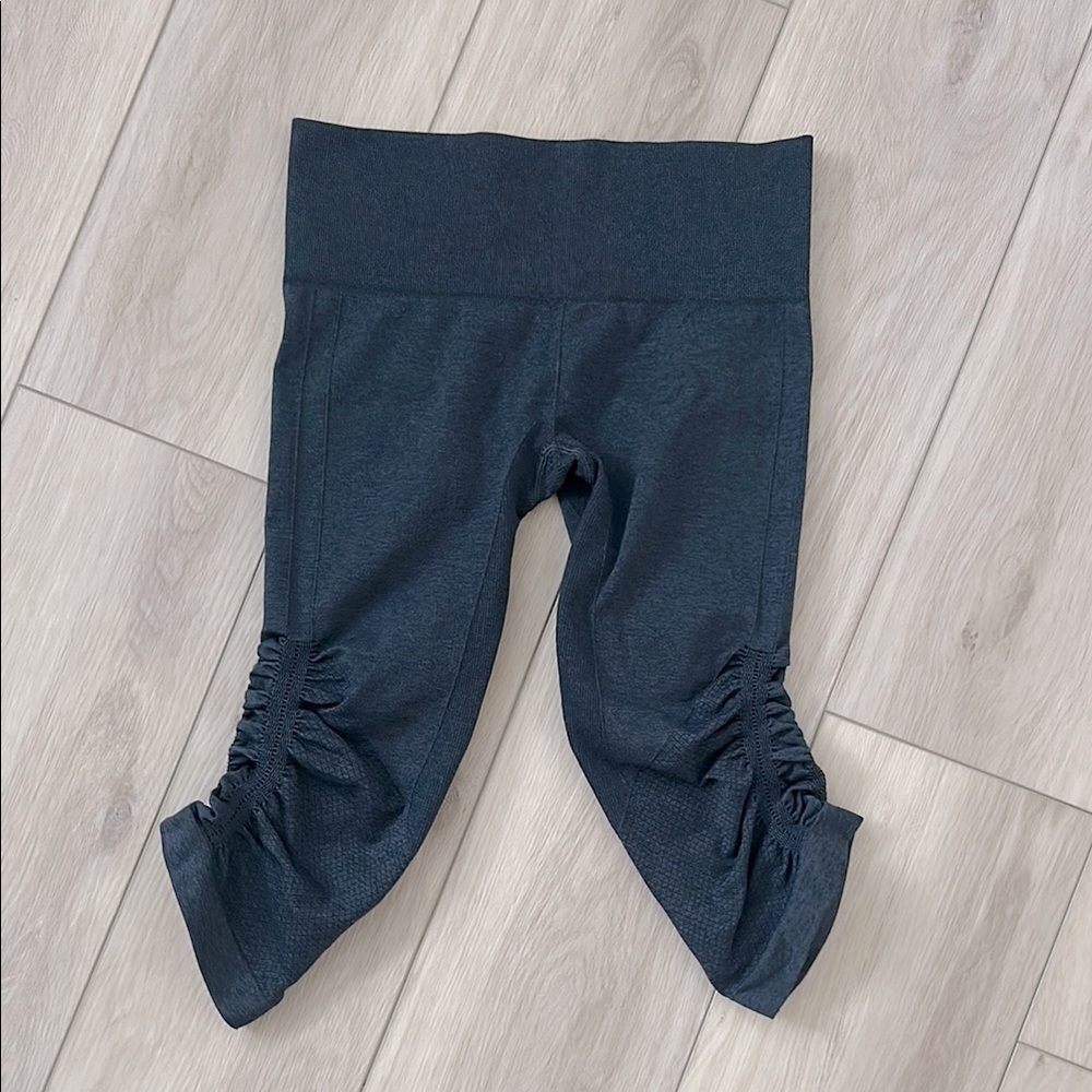 Lululemon In the Flow Crop Leggings Women’s 6 Navy EUC